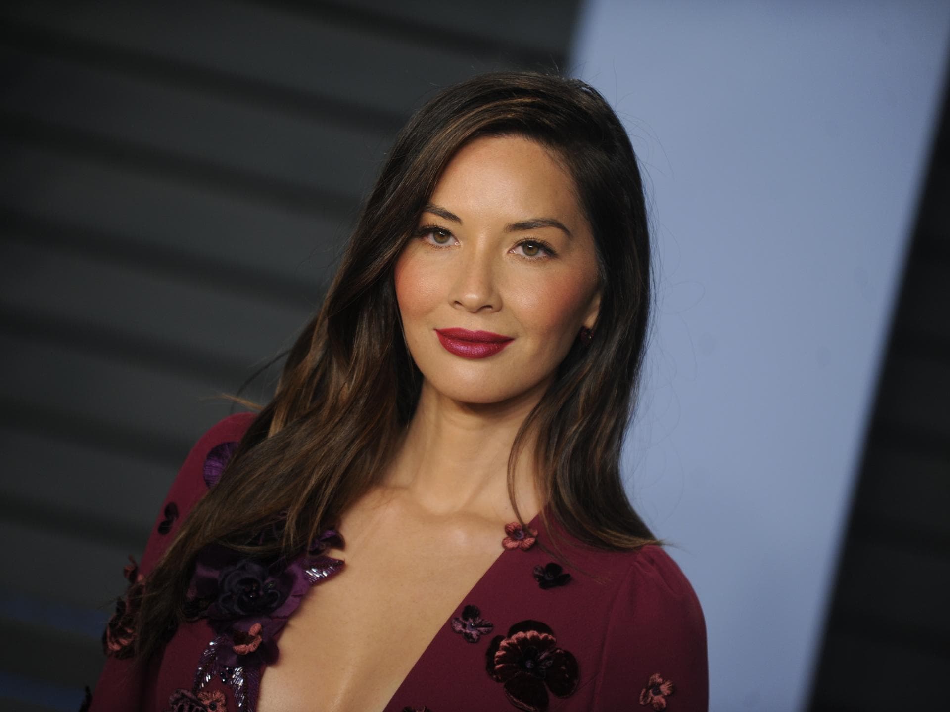 Olivia Munn guckt ernst