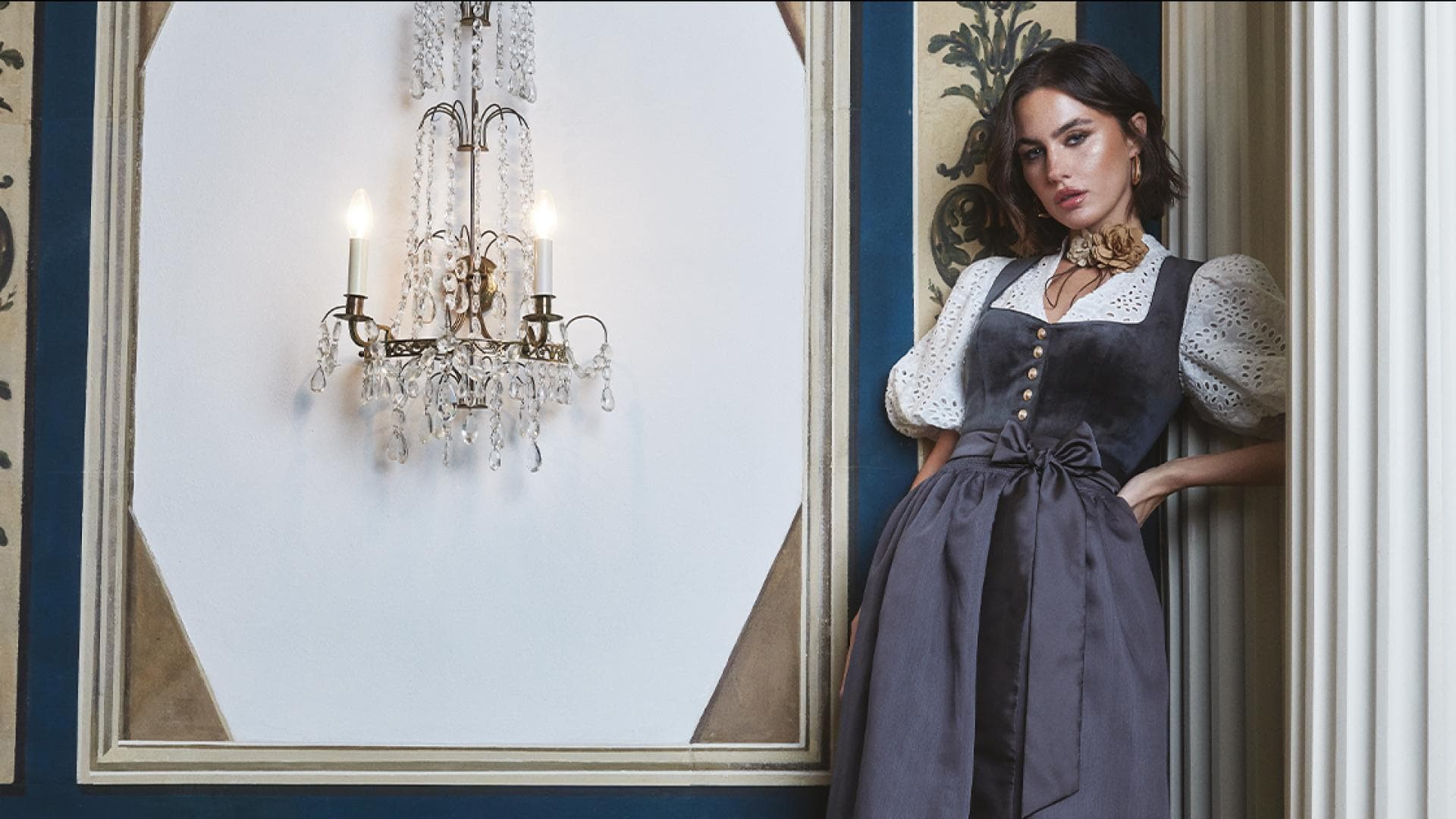 Dunkles Dirndl mit heller Bluse von Krüger Dirndl