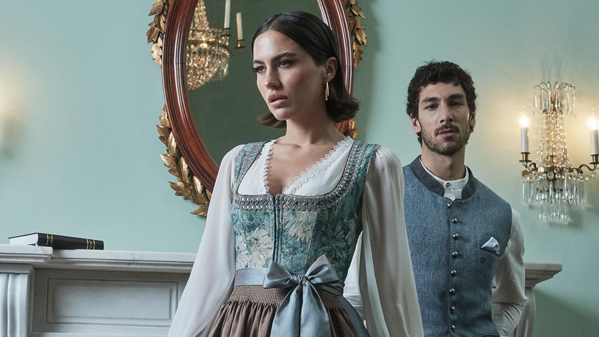 Dirndl mit Musterung und heller Bluse von Krüger Dirndl