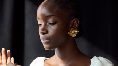 Frau mit Flower Earrings