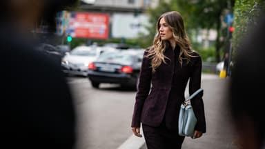 Frau mit tailliertem Blazer