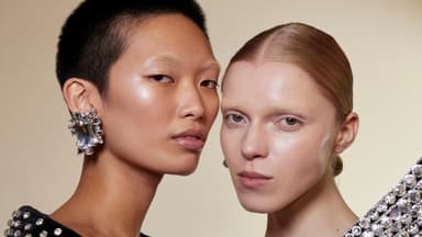 Zwei Models ohne Wimperntusche