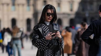 Frau in Polka Dots-Kleid Streetstyle