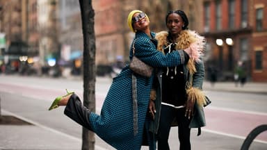 Zwei Frauen in stylischen Looks