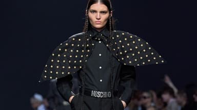 Look von Moschino bei Mailand Fashion Week