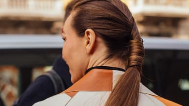 Frau mit langem Haar