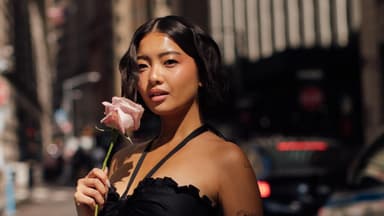 Frau mit Rose in der Hand