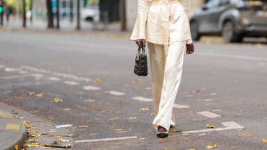 Cremefarbene Satin-Hose Streetstyle