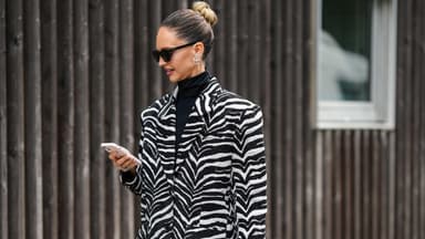 Frau in Zebra-Outfit