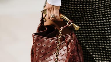 Frau mit geflochtener Handtasche