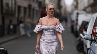 Frau mit trägerlosem Kleid 