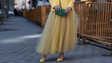 Frau in gelbem Look