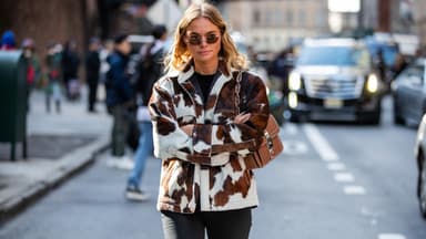 Frau in Kuhfell-Jacke
