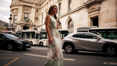 Frau in Kleid