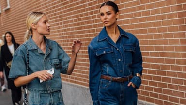 Zwei Frauen in All Over-Denim