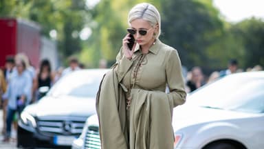 Frau in einem Kleid