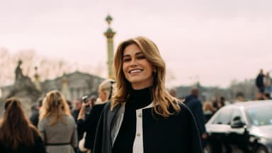Frau mit schulterlangem Haar