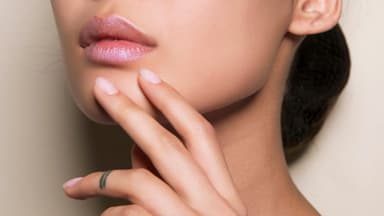 Model mit Watery Nails