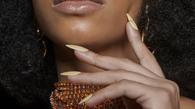Alle It-Girls tragen diesen Sommer "Butter Yellow Nails" 