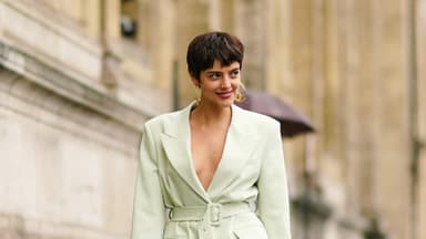Frau hat braunen Pixie Cut