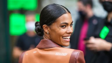 Frau mit Low Bun
