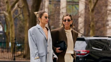 zwei Frauen im Business-Look