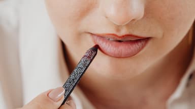 Lippen werden geschminkt
