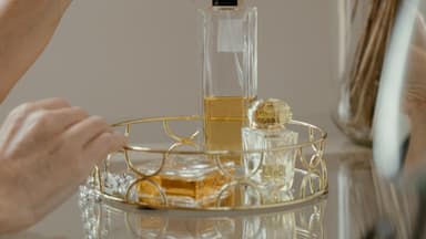 Parfum auf einem Tablett