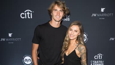 Alexander Zverev und Sophia Thomalla stehen Arm in Arm zusammen