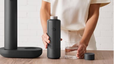 Frau sprudelt mit bottlesplus