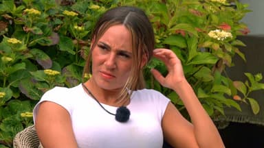 Alessia-Herren schaut genervt 