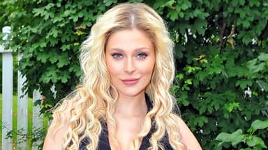 Marie Reim mit Lockenfrisur beim "ZDF-Fernsehgarten"