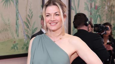 Nina Bott schaut zur Seite und lächelt