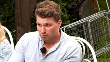 Raúl Richter guckt im "Sommerhaus der Stars" geschockt