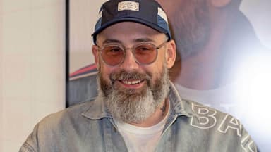 Sido lächelt mit Cap und Sonnenbrille