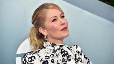 Christina Applegate vor hellblauer Wand.