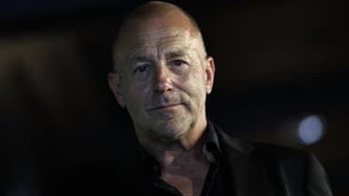 Heino Ferch blickt ernst