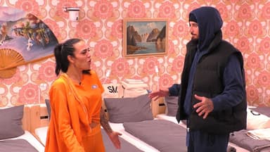Elena Miras weint bei "Promi Big Brother", Mike Heiter steht neben ihr