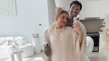 Kim Virginia Hartung und Nikola Glumac lächeln und machen eins Elfie