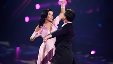 Leyla Lahouar tanzt mit Sergiu Maruster einen Slowfox bei "Let's Dance"