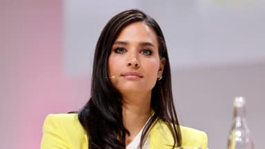 Amira Pocher mit starrem Blick