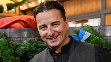 Andreas Gabalier lächelt in die Kamera