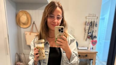 Anna Heiser macht Selfie vor Spiegel