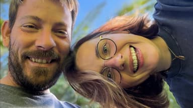 Anna Heiser lacht mit Gerald in Kamera