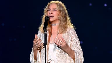 Barbra Streistand singt im weißen Kleid