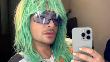 Bill Kaulitz grüne Haare vor Spiegel mit Handy