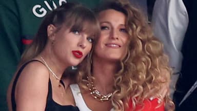 Taylor Swift lehnt sich an Blake Lively