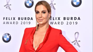 Charlotte Würdig im roten Blazer