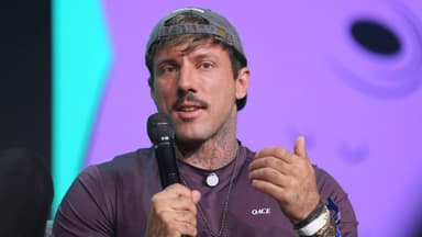 Christian Wolf spricht ins Mikrofon