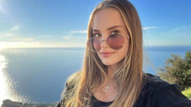 Davina Geiss macht ein Selfie vor dem Meer